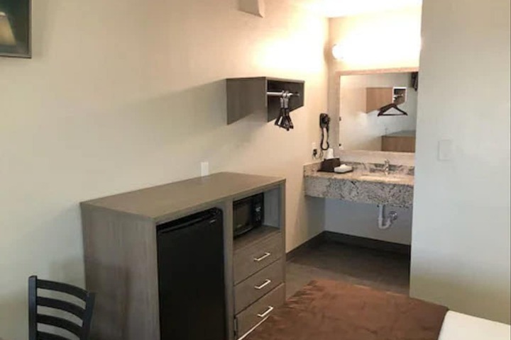 Room 11 of 19