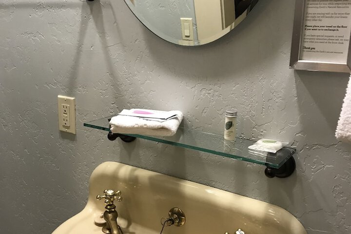 Room 19 of 65