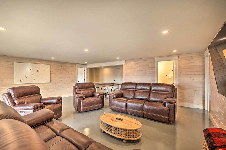 Secluded Kingfield Abode w / Idyllic Mtn Views
