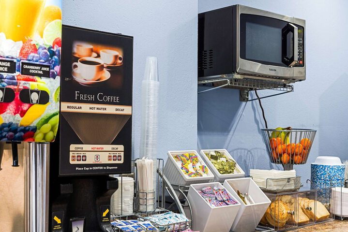 Super 8 by Wyndham Pittsburgh / Monroeville