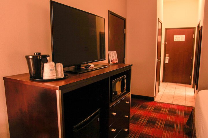 Holiday Inn Express & Suites Cumberland - La Vale by IHG