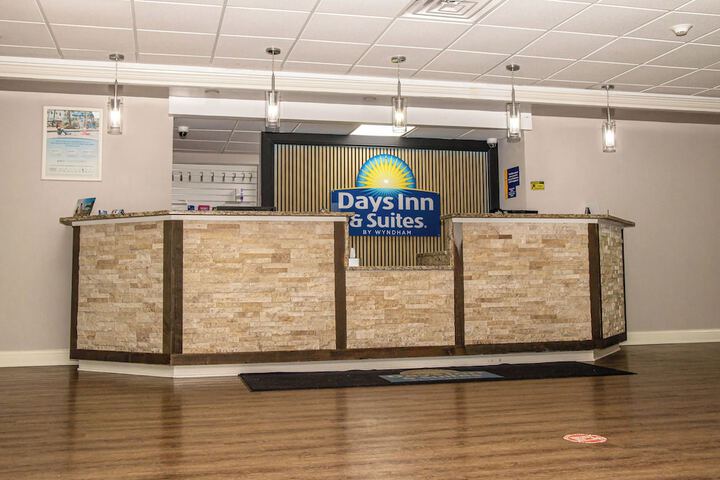 Days Inn and Suites by Wyndham Hammond IN