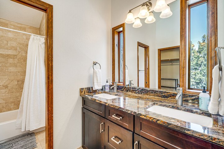 Woodland Park Chalet w / Deck Grill & Mtn Views!