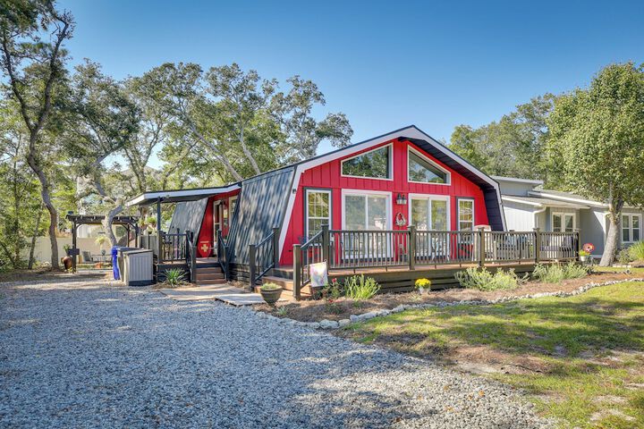 Oak Island Vacation Rental w / Decks Walk to Beach