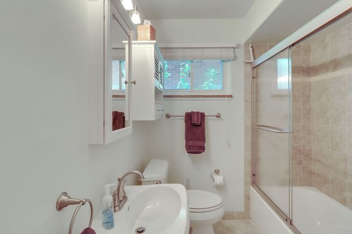 Royal Oak Home: 13 Mi to Downtown Detroit