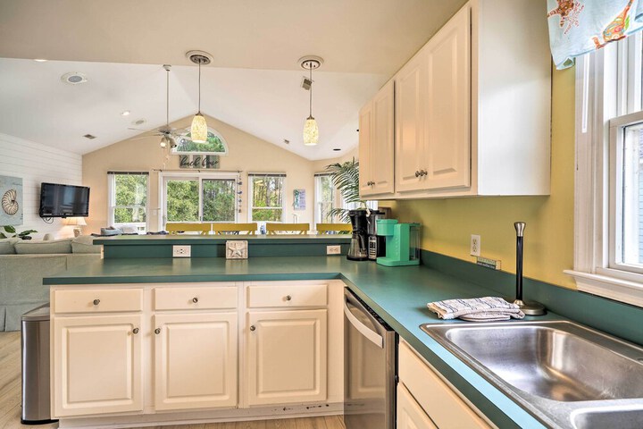 Coastal Home w / Community Pool 2 Miles to Beach!