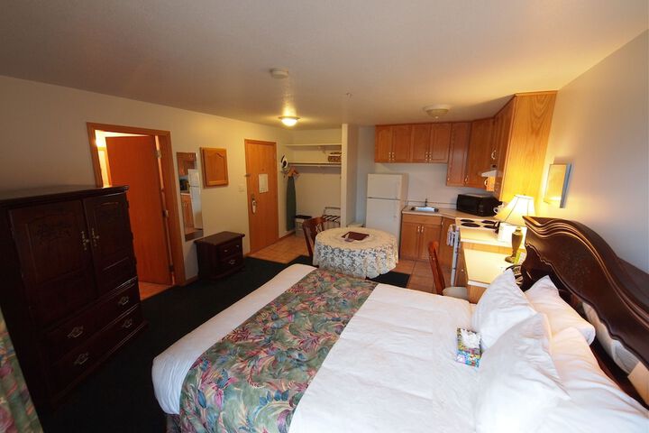 Executive House Suites Hotel & Conference Centre