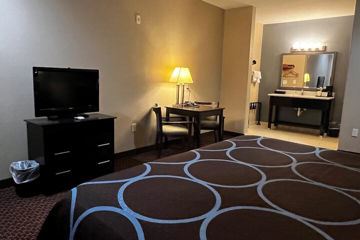 Super 8 by Wyndham Center
