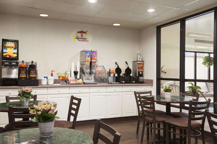 Super 8 by Wyndham Aurora / Naperville Area