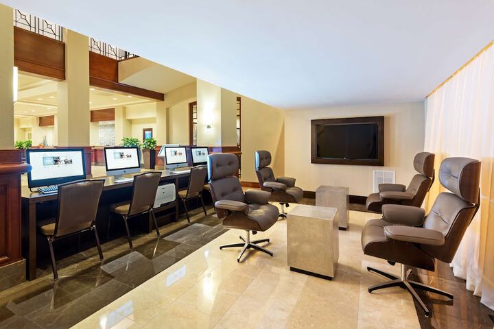 Lounge 118 of 125