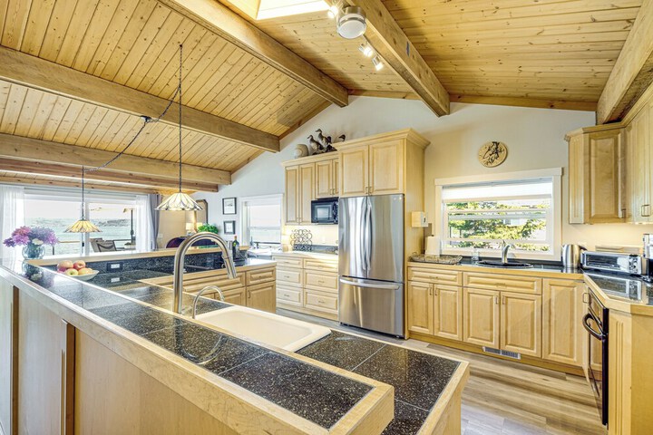 Bayfront Home w / Private Beach in Poulsbo!