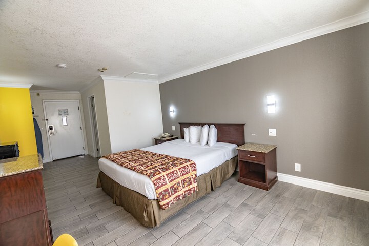 Room 25 of 33