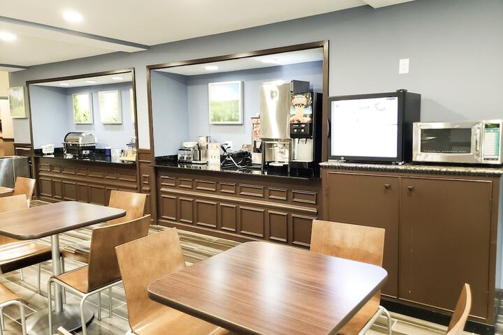 Days Inn & Suites by Wyndham Merrillville