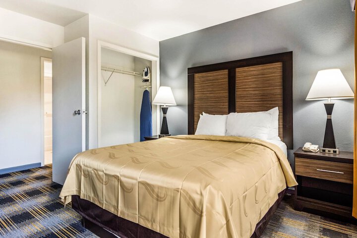 Room 18 of 28