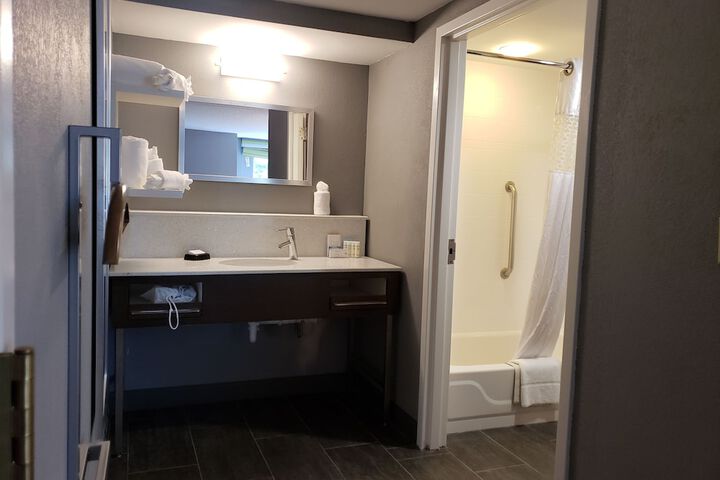 Room 103 of 169