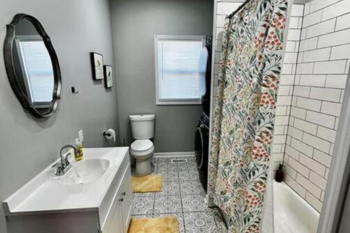 Mrs. Hughes Cottage - 2 bedroom House w / parking
