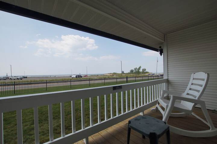 Snyders Shoreline Inn