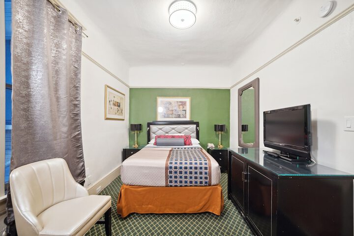 Room 25 of 68
