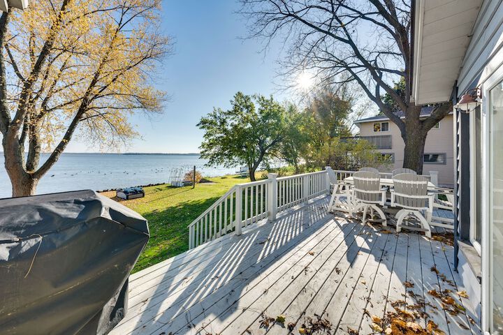 Lakefront Edgerton Cottage w / Deck & Grill!