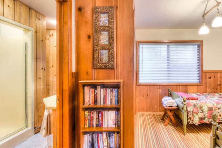 Zephyr Cove Cabin - Walk to Lake and Beach