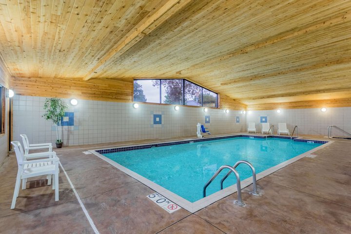 Super 8 by Wyndham Monroe WI
