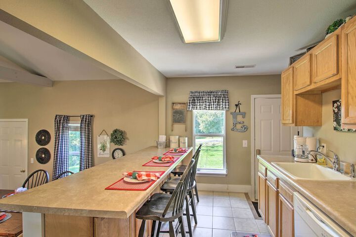 turtle Rock - Ironton Cabin w / Furnished Patio!