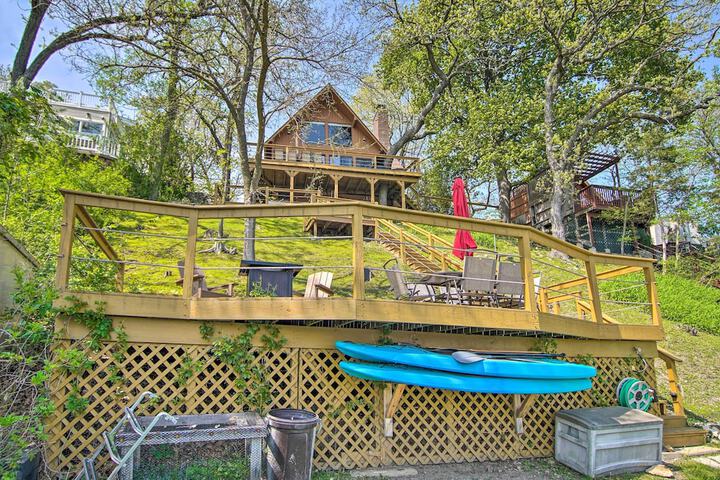 Serene Lakefront Escape: Boat Dock & Grill!