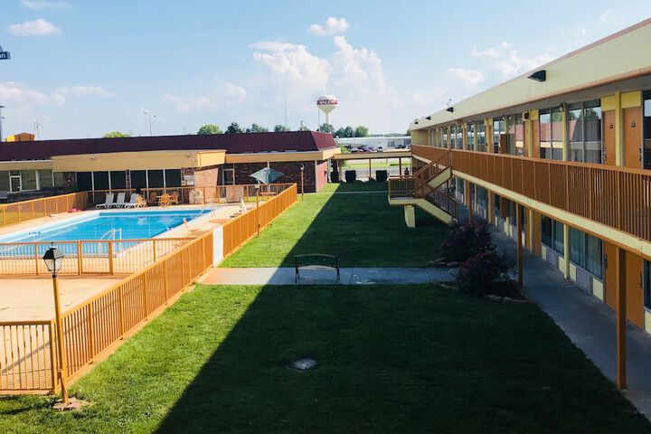 Hotel Exterior 43 of 47