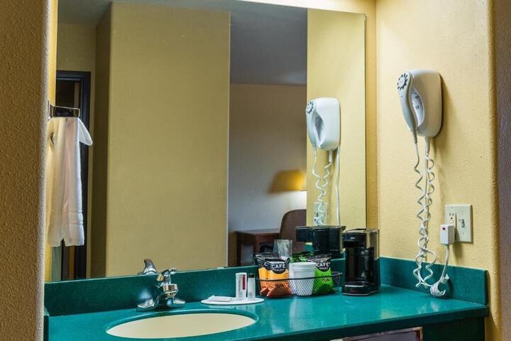 Pinedale Hotel & Suites