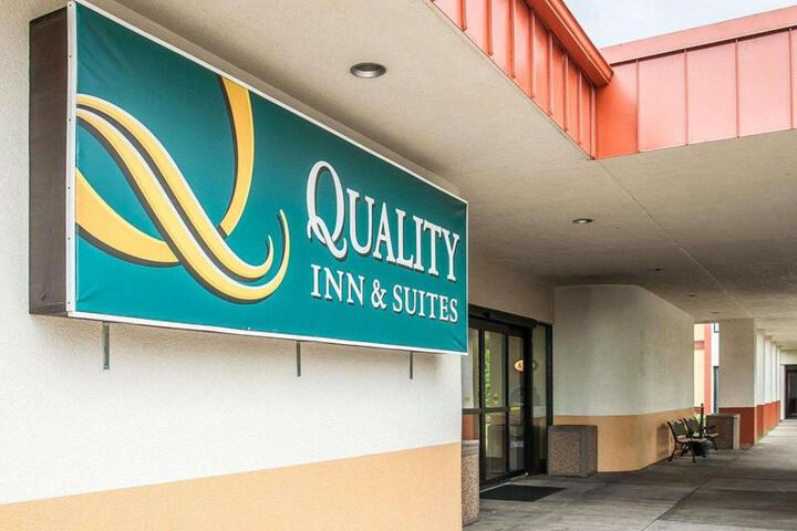 Quality Inn & Suites Kansas City I-435n Near Sports Complex