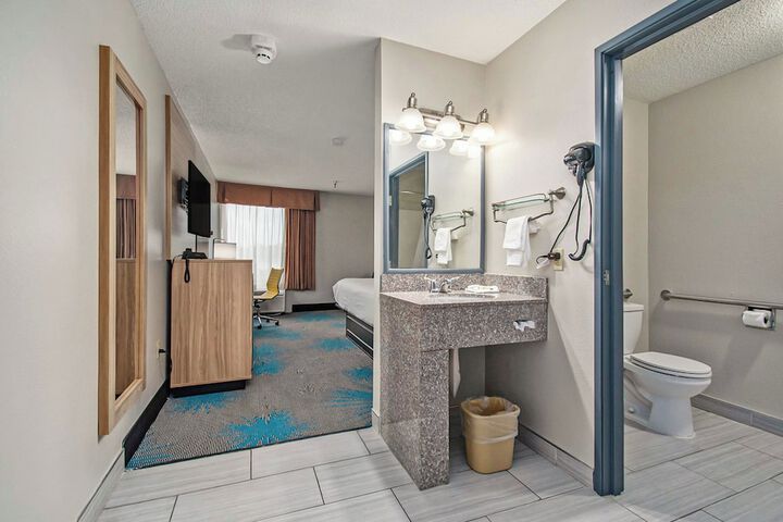 Days Inn & Suites by Wyndham Mt. Pleasant