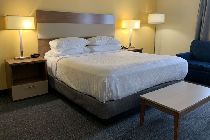 Room 33 of 47