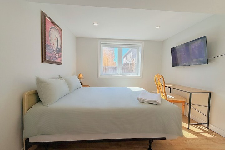 Cozy Rooms in Bright Walkout Suite - Newly Renovated 2026