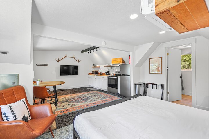 Basecamp Lodge