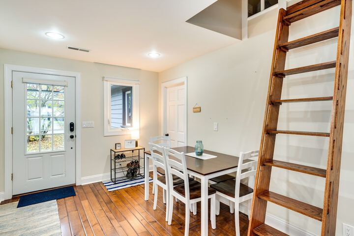Lakefront Edgerton Cottage w / Deck & Grill!