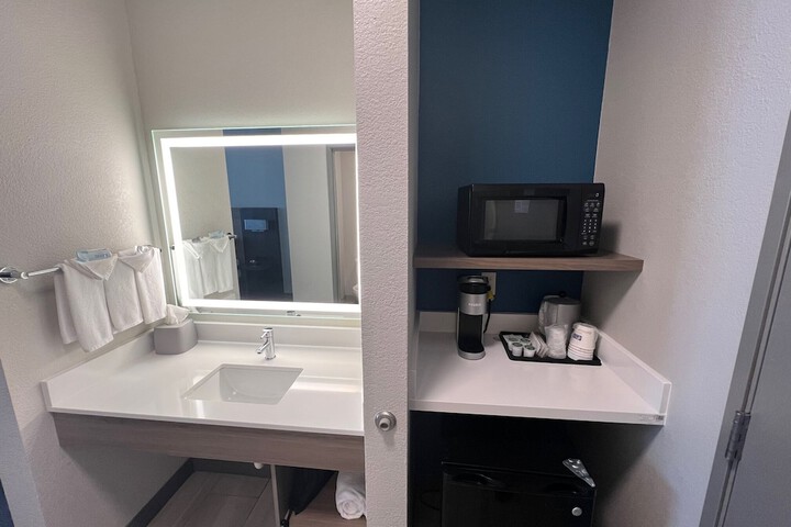 Room 13 of 28