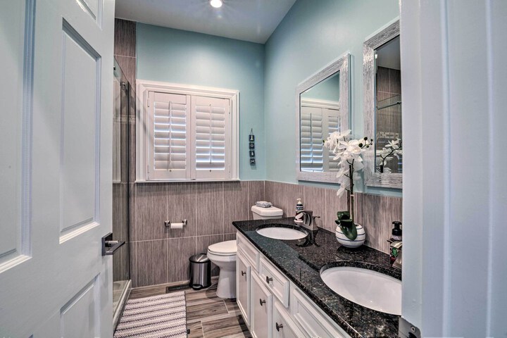 Luxurious Waterfront Home w / Private Pier & Views!