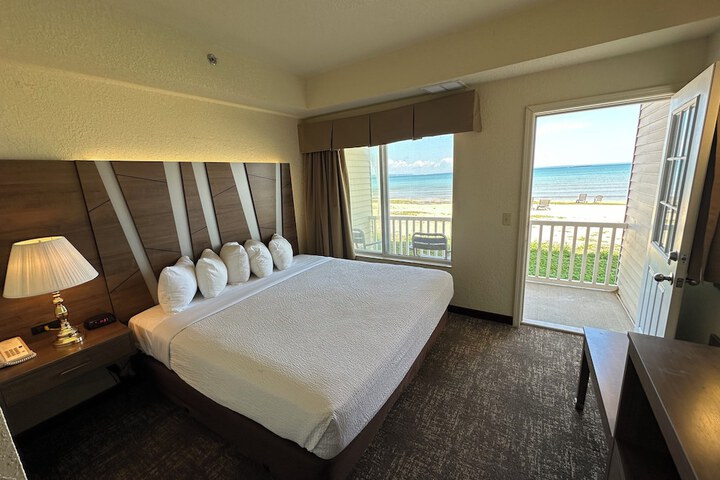 Mackinaw Beach & Bay Inn & Suites