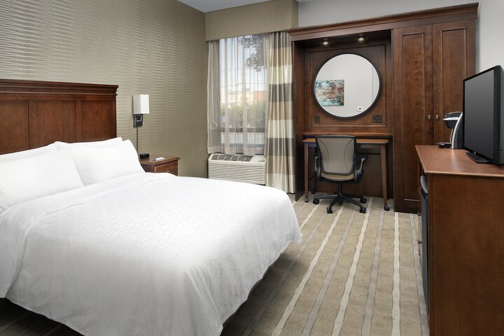 Room 11 of 38