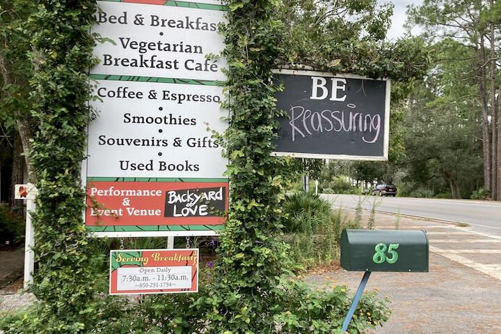 Hibiscus Coffee & Guesthouse