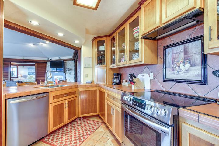 Enchanting Coos Bay Sanctuary w / Lush Views!
