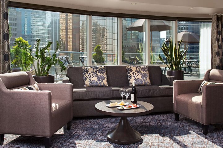 Lounge 82 of 87