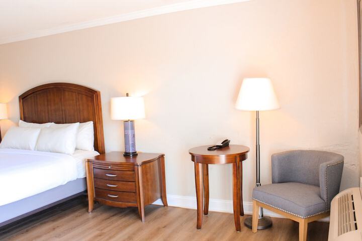 Room 28 of 69