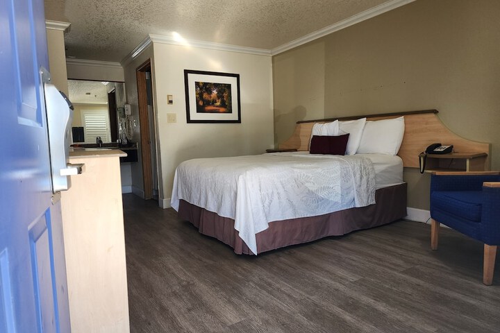 Room 10 of 27