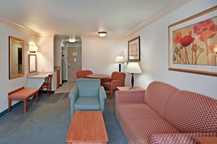 Holiday Inn Express & Suites Burlington by IHG