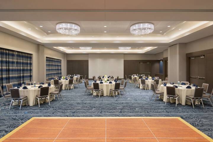 Embassy Suites by Hilton The Woodlands at Hughes Landing