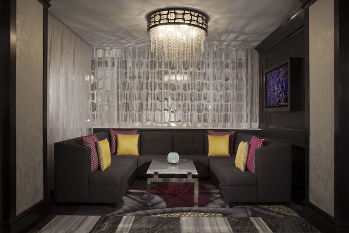 Lounge 53 of 71