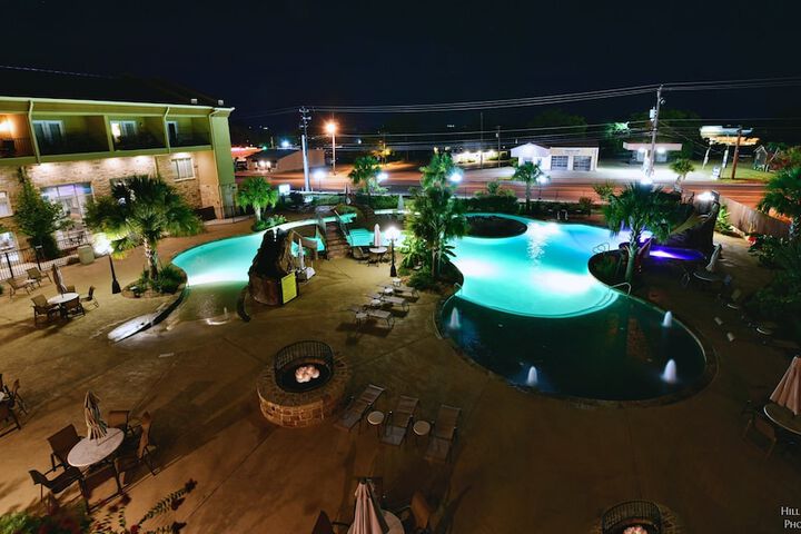Holiday Inn Express & Suites Fredericksburg by IHG