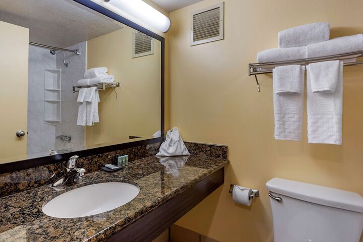 Best Western The Plaza Hotel Honolulu Airport - Free Breakfast