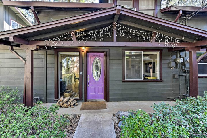 Peaceful Cottage w / Grill & Yard in Grass Valley!
